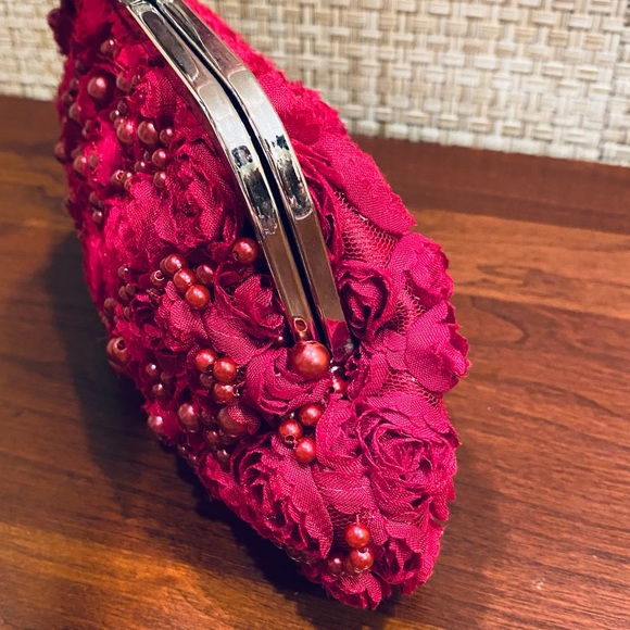 SOLD🌟HP🌟VTG 1980 Red 3D Rose Beaded Clutch/Shoulder - Picture 5 of 9